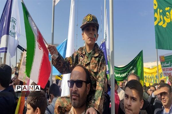 حضور پرشور دانش‌آموزان در راهپیمایی 13 آبان در مشهد