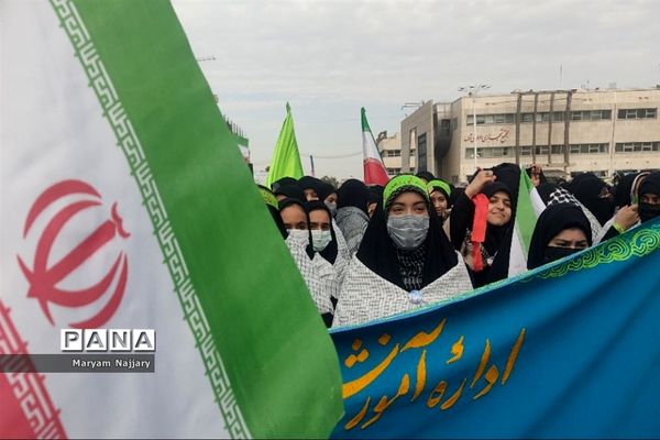 حضور پرشور دانش‌آموزان در راهپیمایی 13 آبان در مشهد