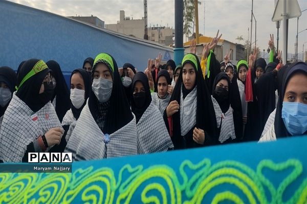 حضور پرشور دانش‌آموزان در راهپیمایی 13 آبان در مشهد