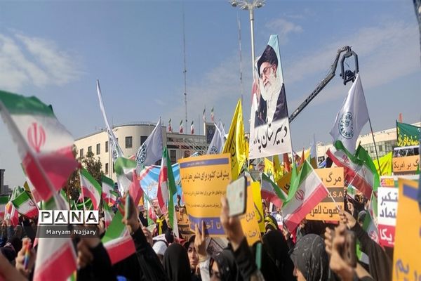 حضور پرشور دانش‌آموزان در راهپیمایی 13 آبان در مشهد