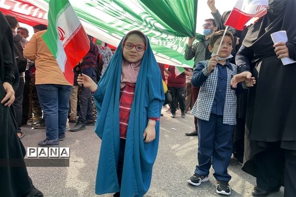 حضورحماسی و پرشور دانش‌آموزان پیشتاز مدارس ناحیه یک اهواز در راهپیمایی یوم الله ١٣ آبان