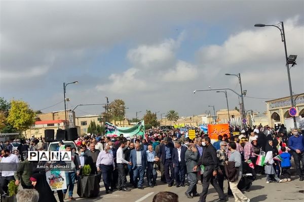 حضور پر شور دانش‌آموزان شیرازی در راهپیمایی ۱۳ آبان ماه در شیراز