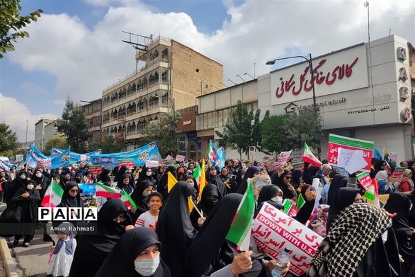 حضور پر شور دانش‌آموزان شیرازی در راهپیمایی ۱۳ آبان ماه در شیراز