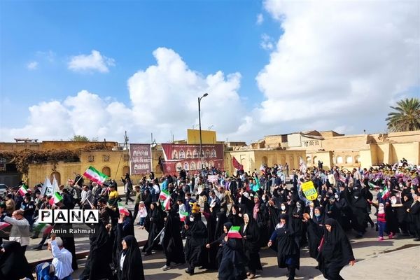 حضور پر شور دانش‌آموزان شیرازی در راهپیمایی ۱۳ آبان ماه در شیراز