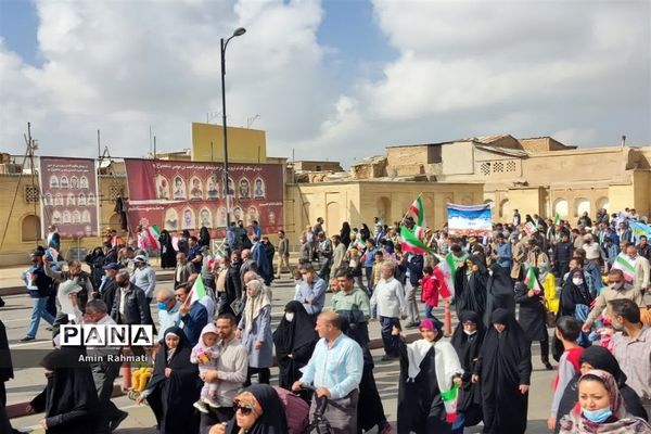 حضور پر شور دانش‌آموزان شیرازی در راهپیمایی ۱۳ آبان ماه در شیراز