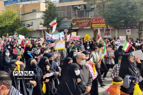 حضور پر شور دانش‌آموزان شیرازی در راهپیمایی ۱۳ آبان ماه در شیراز