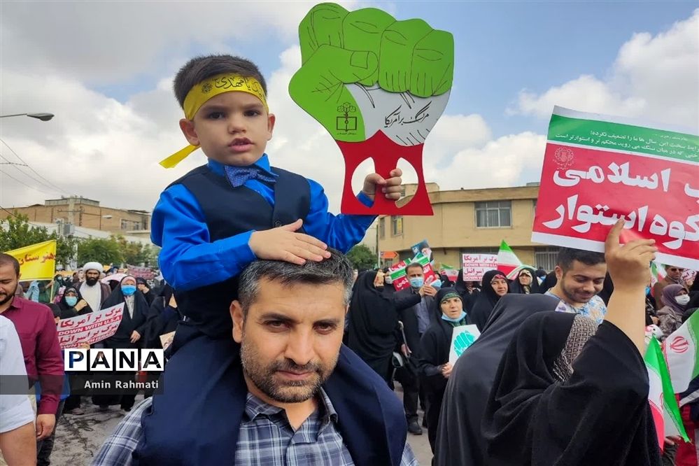 حضور پر شور دانش‌آموزان شیرازی در راهپیمایی ۱۳ آبان ماه در شیراز