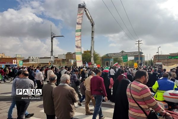 حضور پر شور دانش‌آموزان شیرازی در راهپیمایی ۱۳ آبان ماه در شیراز