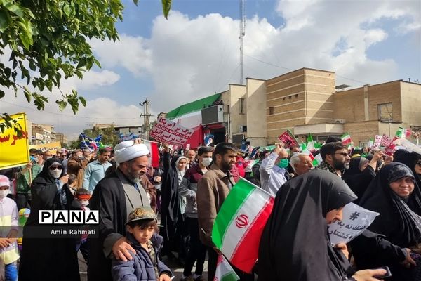 حضور پر شور دانش‌آموزان شیرازی در راهپیمایی ۱۳ آبان ماه در شیراز