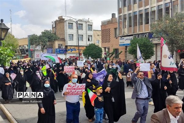 حضور پر شور دانش‌آموزان شیرازی در راهپیمایی ۱۳ آبان ماه در شیراز