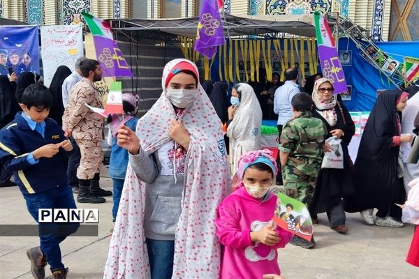 حضور پر شور دانش‌آموزان شیرازی در راهپیمایی ۱۳ آبان ماه در شیراز