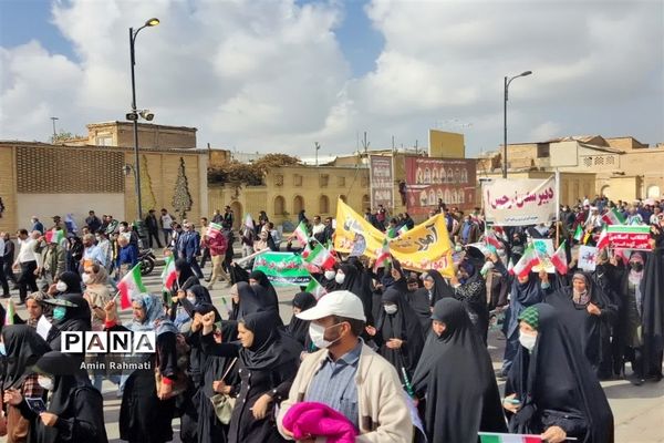 حضور پر شور دانش‌آموزان شیرازی در راهپیمایی ۱۳ آبان ماه در شیراز