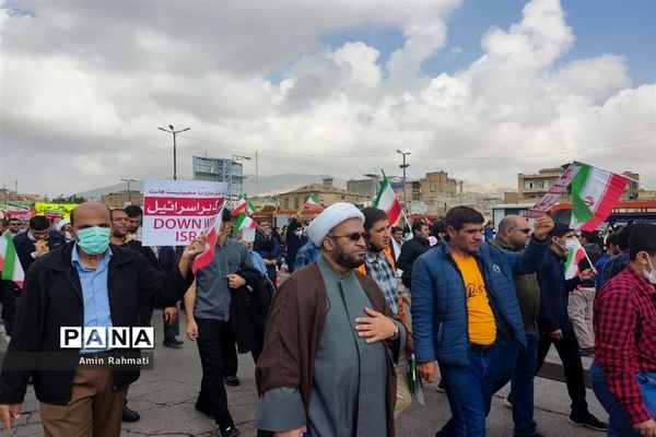 حضور پر شور دانش‌آموزان شیرازی در راهپیمایی ۱۳ آبان ماه در شیراز