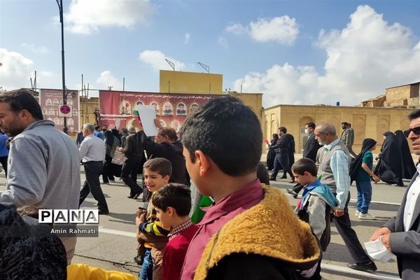 حضور پر شور دانش‌آموزان شیرازی در راهپیمایی ۱۳ آبان ماه در شیراز