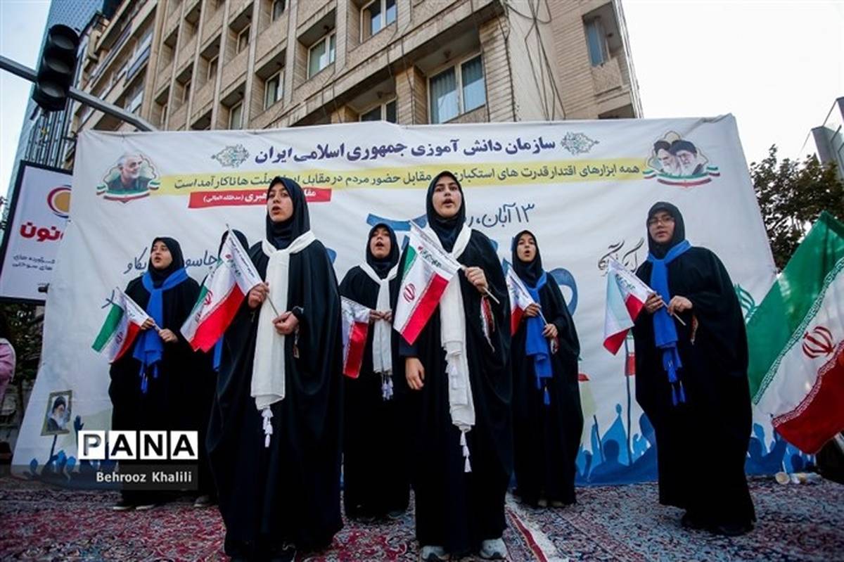 اجرای سرود «شور حسینی» توسط دختران دانش‌آموز در غرفه سازمان دانش‌آموزی