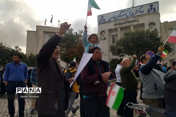 حضور پرشور دانش‌آموزان شیرازی در راهپیمایی روز ۱۳ آبان