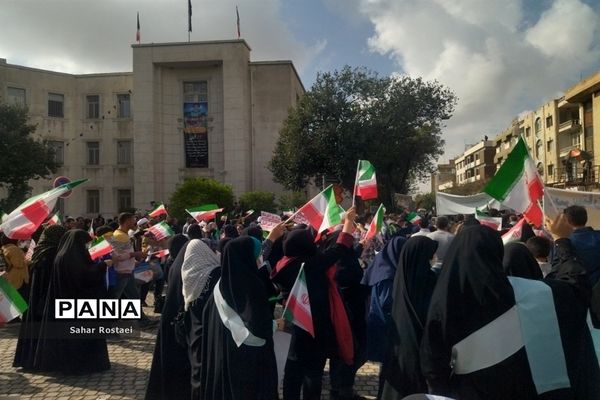 حضور پرشور دانش‌آموزان شیرازی در راهپیمایی روز ۱۳ آبان