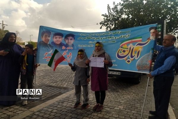 حضور پرشور دانش‌آموزان شیرازی در راهپیمایی روز ۱۳ آبان