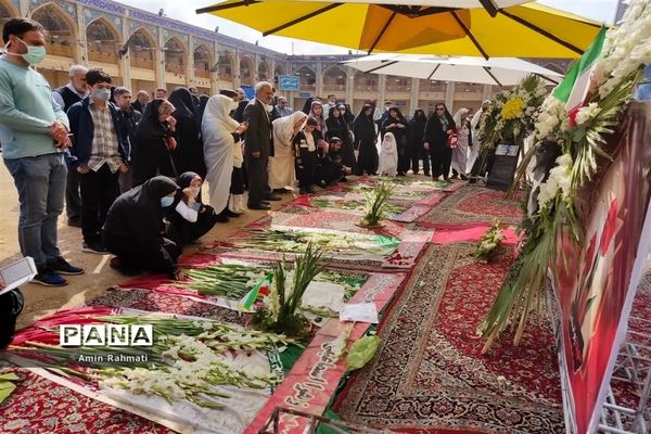 بازدید مدیرکل آموزش و پرورش استان فارس در غرفه‌های سازمان دانش‌آموزی در راهپیمایی ۱۳ آبان