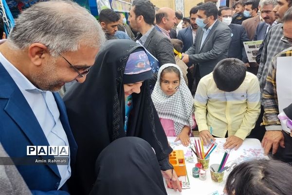 بازدید مدیرکل آموزش و پرورش استان فارس در غرفه‌های سازمان دانش‌آموزی در راهپیمایی ۱۳ آبان