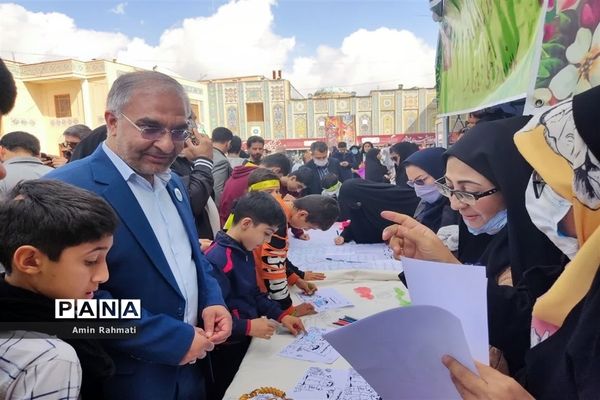 بازدید مدیرکل آموزش و پرورش استان فارس در غرفه‌های سازمان دانش‌آموزی در راهپیمایی ۱۳ آبان