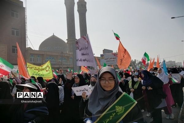 حضور دانش‌آموزان مدرسه تمام تشکیلاتی پاینده در راهپیمایی ۱۳ آبان در اهواز