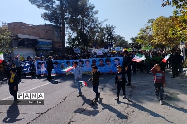 حضور پرشور دانش‌آموزان خلیل آباد در اجتماع سراسری ۱۳ آبان