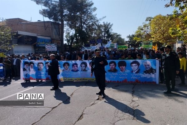 حضور پرشور دانش‌آموزان خلیل آباد در اجتماع سراسری ۱۳ آبان