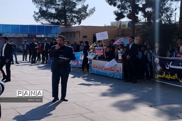 حضور پرشور دانش‌آموزان خلیل آباد در اجتماع سراسری ۱۳ آبان