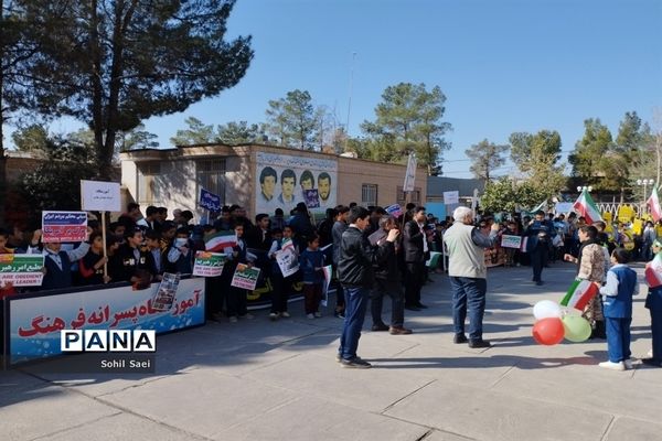 حضور پرشور دانش‌آموزان خلیل آباد در اجتماع سراسری ۱۳ آبان