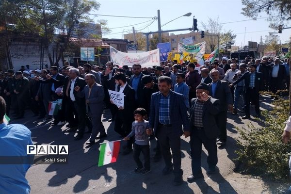 حضور پرشور دانش‌آموزان خلیل آباد در اجتماع سراسری ۱۳ آبان