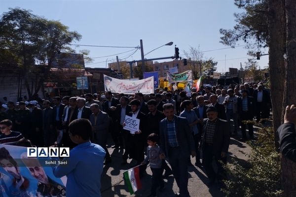 حضور پرشور دانش‌آموزان خلیل آباد در اجتماع سراسری ۱۳ آبان