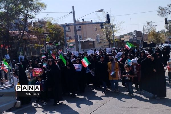 حضور پرشور دانش‌آموزان خلیل آباد در اجتماع سراسری ۱۳ آبان