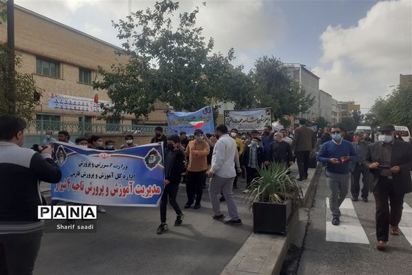 راهپیمایی ۱۳ آبان با حضور پرشور دانش‌آموزان در شیراز