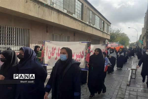 راهپیمایی ۱۳ آبان با حضور پرشور دانش‌آموزان در شیراز