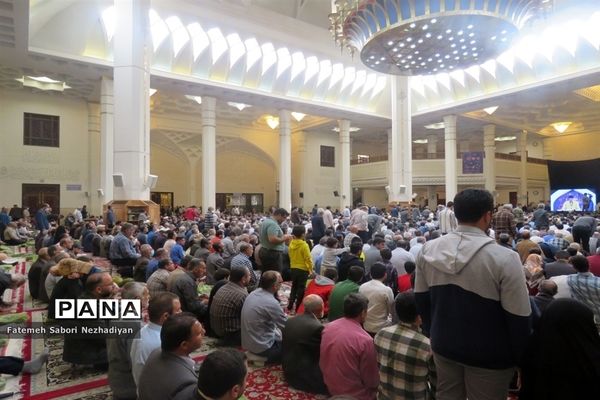 حضور باشکوه مردم و دانش‌آموزان شیرازی در نمازجمعه  یوم الله۱۳ آبان