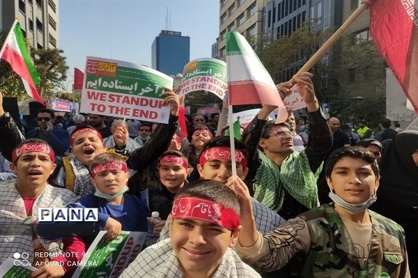 حضوردانش‌آموزان و فرهنگیان منطقه 19 شهر تهران در راهپیمایی یوم الله 13 آبان