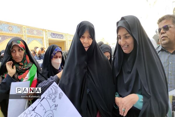 حضور دانش‌آموزان در غرفه‌های سازمان دانش‌آموزی فارس در حرم مطهر شاهچراغ (ع)