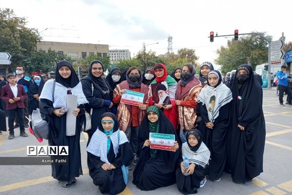اجتماع مشهدی‌ها در راهپیمایی ۱۳ آبان