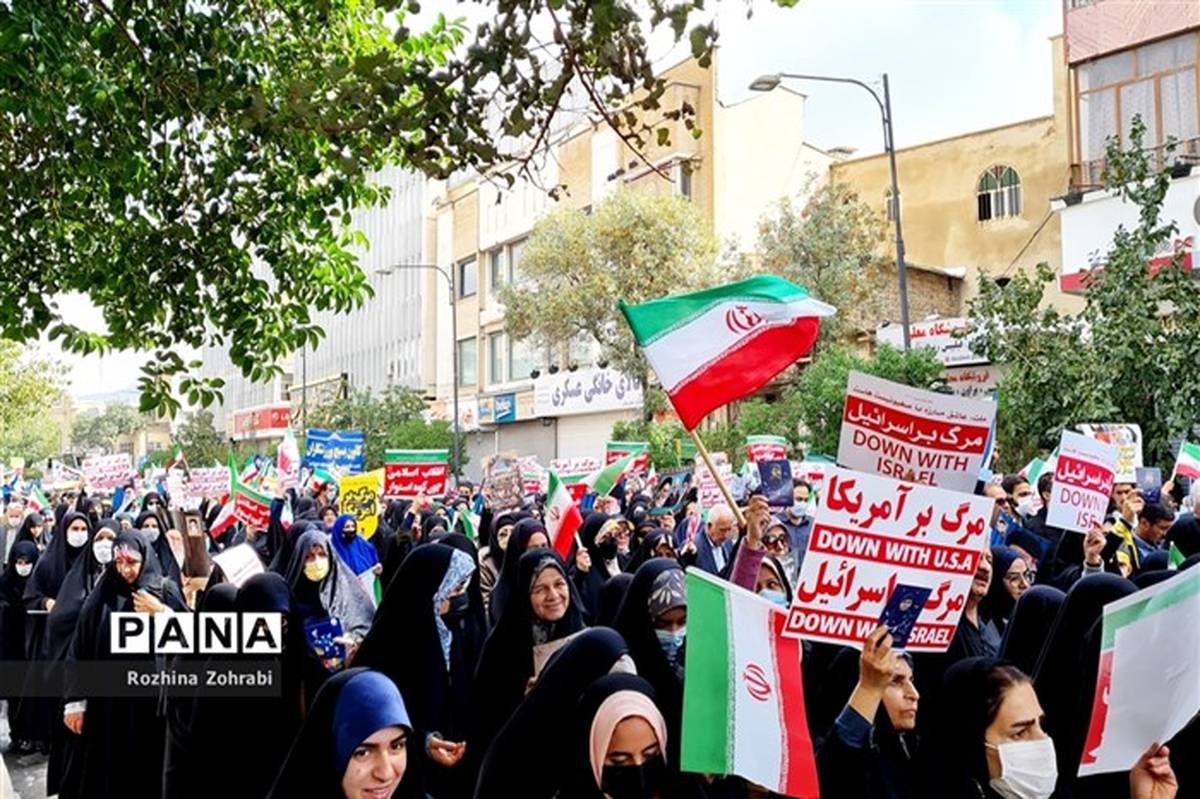 دانش آموزان شیرازی با حضور در راهپیمایی روز دانش آموز ارادت خود را به میهن نشان دادند