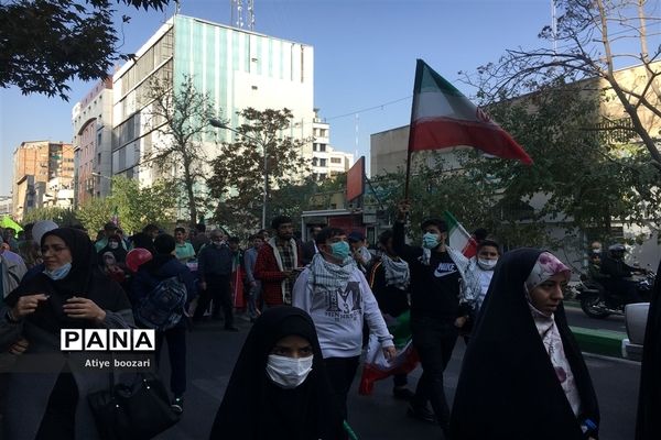 حضور مدیرکل و دانش‌آموزان ورزشکار شهر تهران در راهپیمایی ١٣ آبان