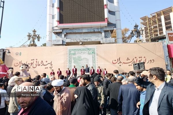 حضور پرشور دانش‌آموزان در راهپیمایی ۱۳ آبان در مشهد