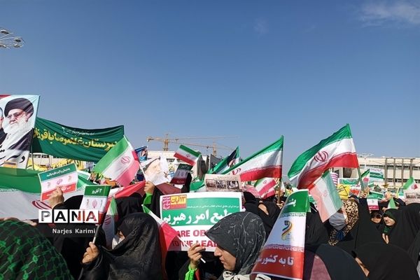 حضور پرشور دانش‌آموزان در راهپیمایی ۱۳ آبان در مشهد