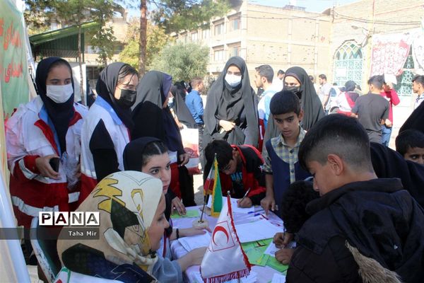 حضور پرشور اعضای تشکل‌های دانش‌آموزی در راهپیمایی یوم الله 13 آبان خرم‌آباد