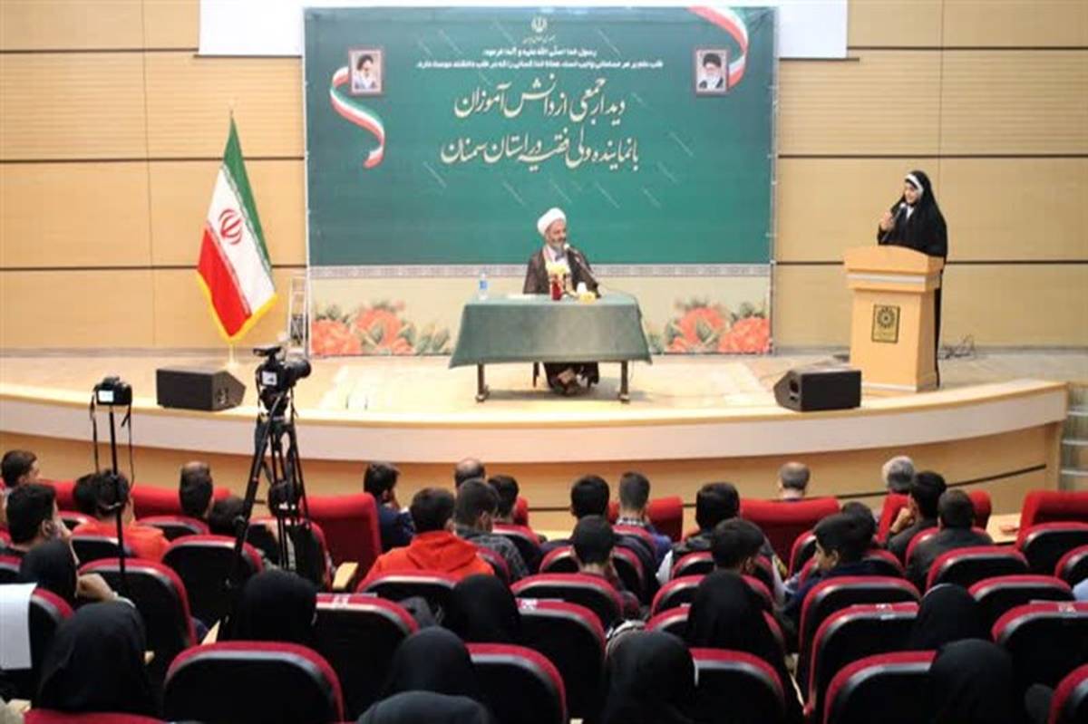 نشست جمعی از دانش‌آموزان با نماینده ولی فقیه در استان سمنان/ فیلم