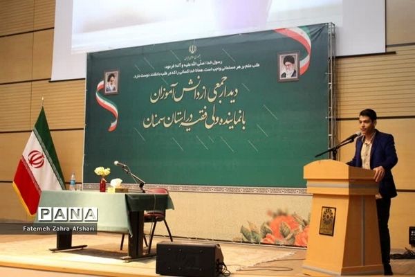 نشست جمعی از دانش‌آموزان با نماینده ولی فقیه در استان سمنان