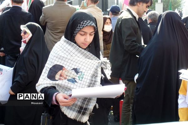 دانش‌آموزان تهرانی در راهپیمایی ۱۳ آبان