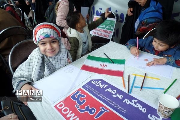 دانش‌آموزان تهرانی در راهپیمایی ۱۳ آبان