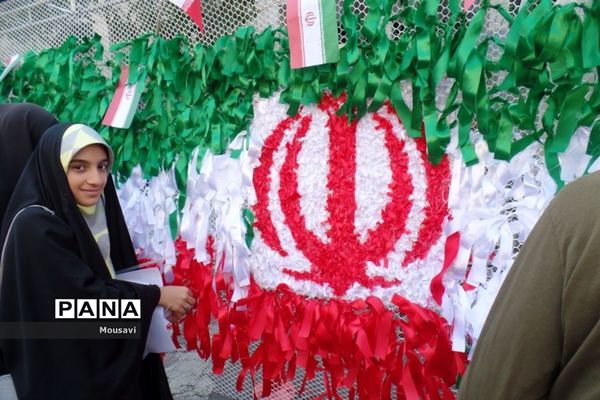 دانش‌آموزان تهرانی در راهپیمایی ۱۳ آبان