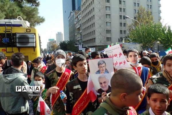 دانش‌آموزان تهرانی در راهپیمایی ۱۳ آبان